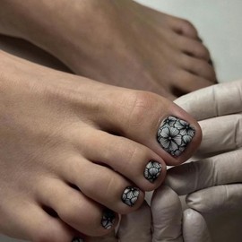 Flower Press on Toenails Short Square White Black Flowers Fake Toe Nails Design Supplies Summer Floral False Toenails Glue on Nails Full Cover Acrylic Nails for Women Girls Nail Decoration Kit 24pcs