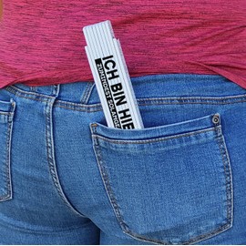 Wooden Metre Stick for Men with Funny Saying - Ich bin hier der Chef zu mindestens solange meine Frau nicht hier ist as a gift for Father's Day or simply as a gift for