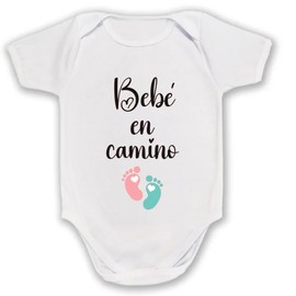 Pañalero Anuncio de Embarazo 'Bebé en Camino', Estampado con Huellas de Pies Rosa y Azul, Unitalla, Body bebé
