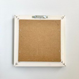 Cuadro Decorativo con Rosa Metálica, Marco Blanco, Arte en Relieve sobre Fondo Marrón, 3D