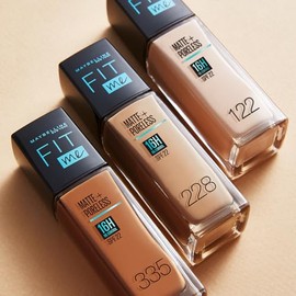 MAYBELLINE Base de Maquillaje Fit Me Matte  Poreless, Natural Beige 220, 30 ml, matifica y controla el brillo, se adapta al tono y la textura de la...