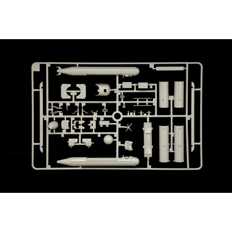 Italeri 5621 5621S 1:35 S.L.C. Maiale 200 m Crew (2)
