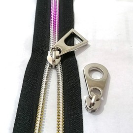 CYS #5 - Cinta de cremallera negra de 10 yardas con 15 tiradores plateados de nailon negro para coser cremalleras de arco iris para bolsa de manualidades, cinta negra, dientes coloridos