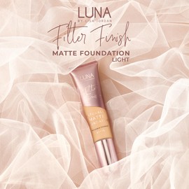 LUNA Matte Foundation in LIGHT Shade - Contains Vitamin E and SPF15 - Oil-Free Face Foundations with Subtle Golden Undertone - Suitable for Oily and Sensitive Skin