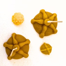 STATUS VERDE, kit 4 velas aromáticas, forma y aroma a Pan de muerto y 1 mini flor de cempasúchil, 1 mini pan de muerto