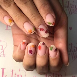 Thanksgiving Press on Nails Oval Short Fake Nails with Maple Leaf Designs Matte Glue on Nails Fall Winter False Nails Nude Pink Artificial Stick on Nails for Women 24Pcs