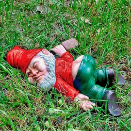 SXFENG Garden Gnomes, Garden Gnomes for Auben, Gnome Garden Statue, Garden Decoration, Decoration for the Patio, Balcony, Creative Drunk Garden Gnomes (Red)