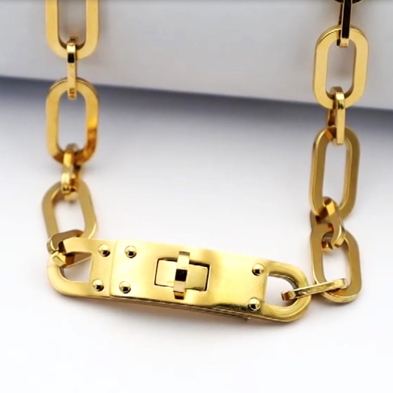 FOMCORT 18K Gold Plated Turn Lock Necklace，Classical Fashion Stainless Steel