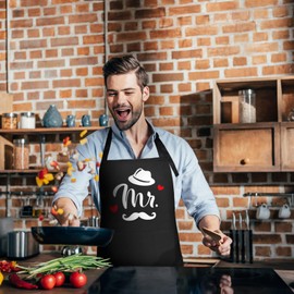 ROSEMO Pack of 2 Mr. & Mrs Kitchen Aprons, Couples Kitchen Apron with Adjustable Neckband & 2 Pockets, Wedding Gifts for Newlyweds, Couples Gift Apron for Valentine's Day, Wedding, Engagement