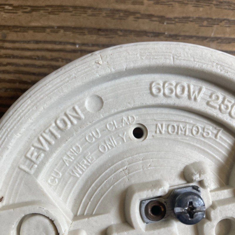 Leviton 000-9875 Keyless Porcelain Lampholder Light Socket 660W 250V