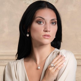 namana Pearl Pendant Necklace for Women, Silver Pearl Necklace for Women and Teenage Girls, Silver Flower Necklace with Filigree Details and a Large Faux Pearl, with Jewellery Pouch