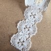 Cinta de ganchillo con flores, 7,62 cm, 5 yardas (blanco)