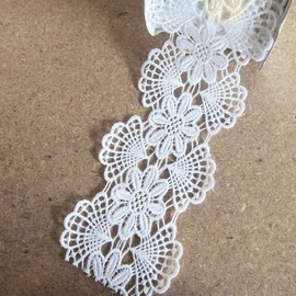 Cinta de ganchillo con flores, 7,62 cm, 5 yardas (blanco)