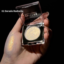 Chillab Stay Bling iluminador multicromático de larga duración con brillo cambiante textura ligera y versátil para un look dinámico disponible en tres tonos (01 Dorado Radiante)