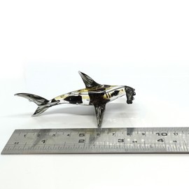 Sansukjai - cifras en miniatura de tiburón de animales soplados a mano, color negro y amarillo