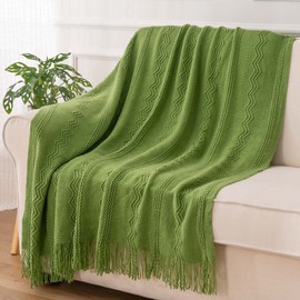 BATTILO HOME - Manta de punto suave, ligera, con textura decorativa con borla para cama, sofá (verde, 127 x 152 cm)