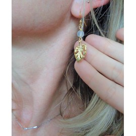 ⊹⊱❁ MONSTERA BLATT IN GOLD - EISBLAUE FLASCHENGLAS PERLE ❁⊰⊹ einmalige Ohrringe an kleinen Haken und milchiger Glasperle und gold
