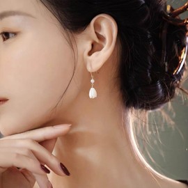 Vacaonio Pearl Flower Dangle Earrings Pearl Tulip Floral Earrings White Tulip Drop Earrings Tulip Flower Wedding Earrings Acrylic Flower Charm Earrings Jewelry for Women