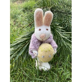 Én Gry & Sif Hand-Felted Easter Bunny with Ornament - Bunny - Felt Pendant - Easter Decoration - Fair Trade Handmade (White Rabbit with Yellow Egg)