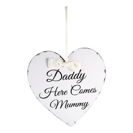 YUMILI Wedding Hanging Sign, Wooden Heart Plaque Sign, Daddy Here Comes Mummy Wedding Decor, Handmade Wood Plaque with Ribbon
