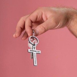 Christian Inspirational Gifts for Teens Men Women Bible Verse Keychain for Boys Girls Friends Christian Christmas Birthday Gifts for Adults Son Daughter Be Strong and Courageous Keychain Joshua 1:9