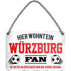 WOGEKA ART HS1057 Retro Tin Sign - Hier wohnt ein Würzburg Fan Football - Funny Saying Gift Idea Birthday Christmas Decoration 18 x 12 cm Vintage Design Hanging Sign Metal