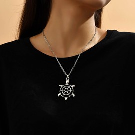 Inilbran Boho Turtle Choker Necklace Vintage Sea Turtle Necklace Choker Silver Turtle Pendant Necklace Summer Beach Turtle Necklace Chain Jewelry for Women and Girls
