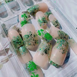 St Patricks Day Press on Nails Short Fake Nails French Tip with Green Glitter Four-Leaf Clover Designs Lucky Shamrock False Nails Glossy Square Full Cover Stick on Nails for Women 24Pcs Manicure
