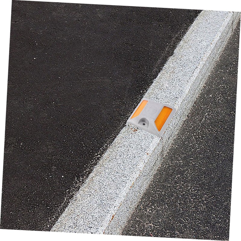 Operitacx 4pcs Reflective Cast Aluminum Road Markers for Enhanced Night