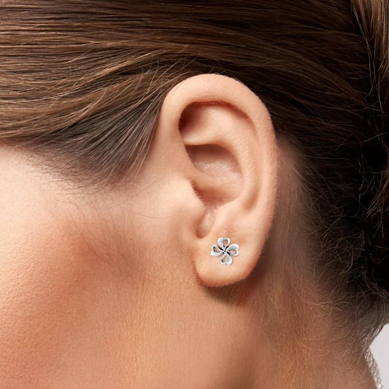 AeraVida Minimalist Open Petal Flower in .925 Sterling Silver Stud