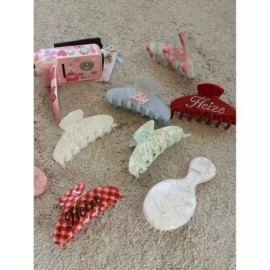 LILY HEIZE 릴리헤이즈 시그니처 헤어클립_6colors 231606 [BLUE PEARL] LILY HEIZE Signature Hair Clip_6colors 231606 [BLUE PEARL]