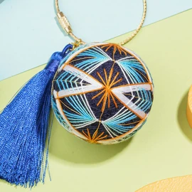 Kits de bordado de bricolaje Temari Ball - Juego de llaveros con bola redonda, hilos de color, borlas, campana, agujas surtidas herramientas de búsqueda de bricolaje para manualidades, bolsa de decoración, llavero