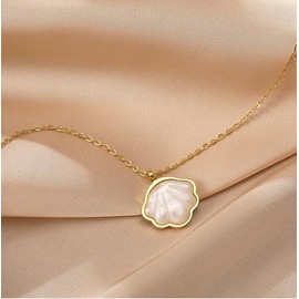 LRESJJIUJ 14k Gold-Plated Shell Pendant Necklace, Fan-Shaped Pearl, Mother of Pearl, Women's Necklace, Handcrafted Exquisite Shell Jewelry, Freshwater Pearl Necklace (Gold)