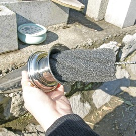 Azuma Brush Gravestone Washing Sponge L Width: Approx. 1.6 inches (4 cm) Total Length: Approx. 14.6 inches (37 cm) Can be washed deep into the flower frame with sponge with handle