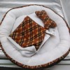 Cama para Perro Pequeño con Frazada Reversible + Juguete Hueso
