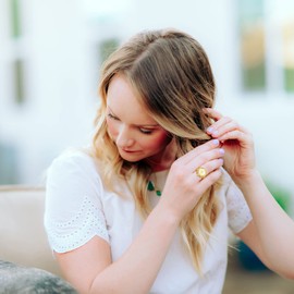 JewelryWe Men Women Finger Watches Gold Plated Elastic Watch Rings Simple Round Quartz Ring Watches,