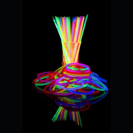 UV FLOOR - Set di 100 braccialetti fluorescenti luminosi + 100 connettori, qualità premium, accessori luminosi, fluorescenti, feste, travestimenti, colori assortiti