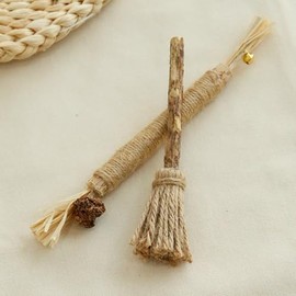 Haourlife 2-Pack Silvervine Chew Sticks Set for Cats – Includes Broom-Shaped Stick and Gall Fruit Bell Stick, Natural Catnip Alternative for Dental Health, Stress Relief, and Interactive Play