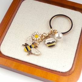 Aavedge Cute Bee Keychains, Enamel Daisy Key Chain with Pearl, Lovely Queen Been Keyring, Thanksgiving Christmas Gifts for Women, Girls, Boys, Friends, Teens.