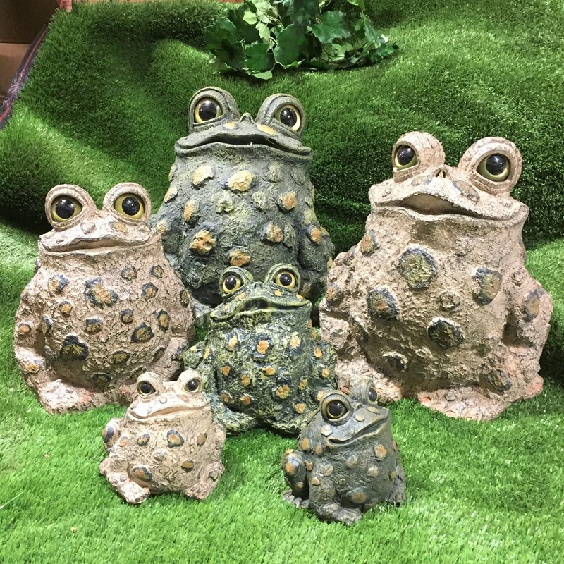 SUNGUARD Whimsical Toad Hollow Tall Stretch Large Garden Frog Statues-Natural