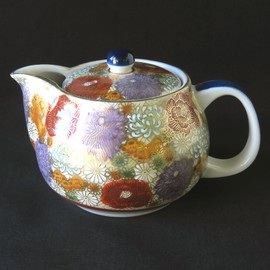 Kutani Yaki(ware) Japanese Teapot Gold Flowers (with tea strainer)