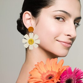 Daisy Flower Earrings for Women,Wooden Daisy Drop Earrings,60s 70s Sunflower Flowers Floral Dangle Earrings (White)