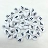 PEPPERLONELY 100 abalorio redondas planas acrílicas blancas del alfabeto "F",