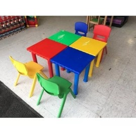 Hacer y Aprender 4 Mesitas Armables Infantil De Plástico, 5 Colores A Elegir