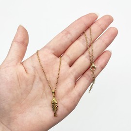 GMLFVUIPLJ Dainty Gold Fish Pendant Necklace, Textured Metal Design, Delicate Chain (gold)