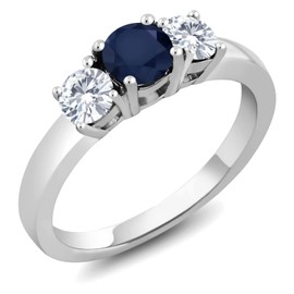 Gem Stone King - Anillo de plata de ley 925 con zafiro azul y moissanita blanca de 3 piedras para mujer (1.06 quilates, piedra natal de piedras preciosas, redondas, 5 mm y 4 mm, disponible en tallas 5, 6, 7, 8, 9), Metal Gema, Zafiro Moissanita