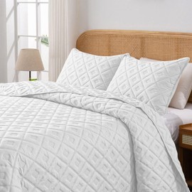 HIARUO Quilt Set King Size White, 3 Pieces Bedding Set Soft Lightweight Bedspread Classic Geometric Diamond Coverlet with 2 Pillow Cover Shams for All Season