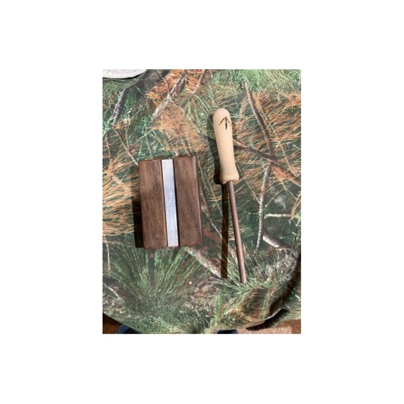 Walnut trough Turkey call surface choice and striker - Specification: