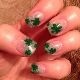 St.Patrick's Day Press on Nails Short Square Fake Nails with Green Shamrock Glitter Designs Glossy Glue on Nails Nude Acrylic Nails Spring False Nails Artificial Stick on Nails for Women 24Pcs