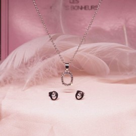 Loqimu - Juego de 3 anillos de joyería con inicial, colgante en mayúscula, arete, arete y accesorios para mujeres y niñas, Metal Acero aleado, Circonita cúbica